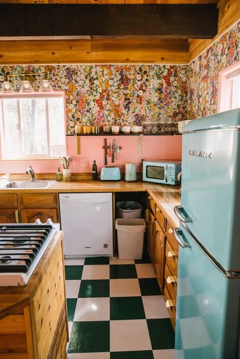 My pink kitchen makeover - from drape to colorful and all without a major renovation! I loved my retro kitchen and turned it into a cool pink kitchen with floral wallpaper. I kept my wood cabinets instead of doing pink cabinets but did pink walls and pink floral wallpaper. It was cheaper to not do pink subway tiles and instead use paint and retro appliances to add color to my shabby pink kitchen. 70s Pink Kitchen, Floral Backsplash Kitchen, Pink Tiles Kitchen, Pink And Yellow Kitchen, Southwest Kitchen Ideas, Pink And Green Kitchen, Pink Kitchen Walls, Pink Kitchen Cabinets, Pink Retro Kitchen