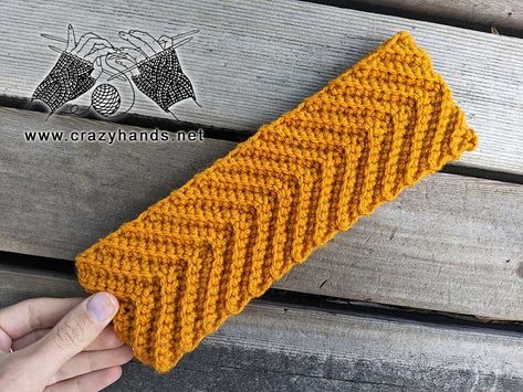 Crochet Chevron Headband Pattern Crochet Ear Warmer Pattern, Easy Crochet Headbands, Crochet Chevron, Crochet Hairband, Crochet Beautiful, Quick Crochet Projects, Chevron Crochet, Crochet Hack, Crochet Cute