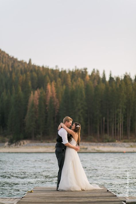 Lake Wedding Pictures, Dock Wedding, Lake Wedding Photos, Yosemite Photography, Super Photo, Lake Engagement Photos, Wedding Portrait Poses, Lake Engagement, Yosemite Wedding