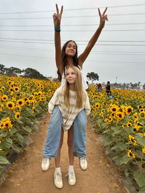 #sunflower #flowerfield #flowers #photoidea #outfitstyle #style Sunflower Field Pictures, Field Pictures, Sunflower Field, Holding Flowers, Sunflower Fields, Flower Field, Sunflower, Best Friends, Fashion Outfits