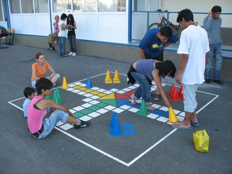 School Yard Painted Games, Asphalt Games, Daycare Room Design, Playground Painting, Recess Games, Street Game, Backyard Kids Play Area, Playground Games, Diy Playground