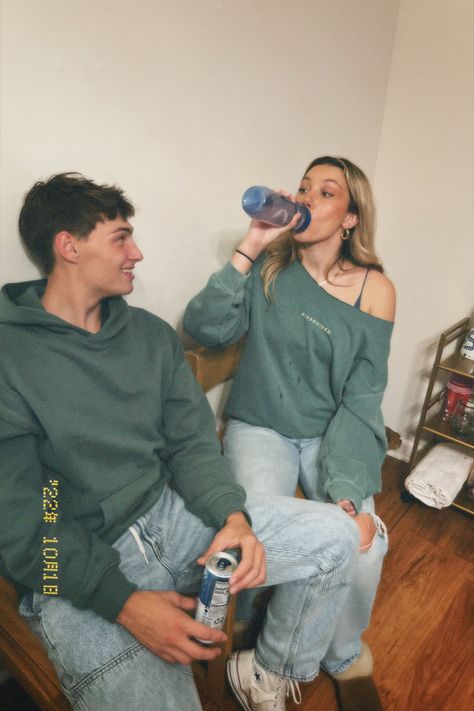 Couples Matching Jeans, Boyfriend And Girlfriend Outfits Ideas, Twining Outfits Couples, Matching Basic Outfits, Couple Outfits School, Cohesive Couple Outfits, Matching Outfit With Boyfriend, Boyfriend Matching Outfits, Relationship Matching Outfits