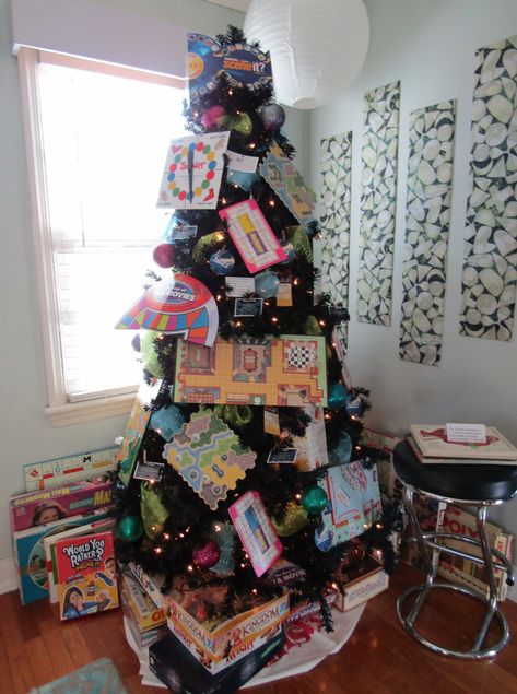 Game Theme Christmas Tree, Game Room Christmas Tree, Board Game Christmas Tree, Game Christmas Tree, Christmas Tree Game, Christmas Tree Festival, Board Game Room, Christmas Tree Trimming, Tree Inspiration