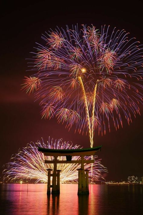 Japanese summer festival Firework Wallpaper, Miyajima Japan, Fire Work, Fireworks Wallpaper, Wallpaper Happy, Best Fireworks, Fireworks Pictures, Japan Summer, Fireworks Festival