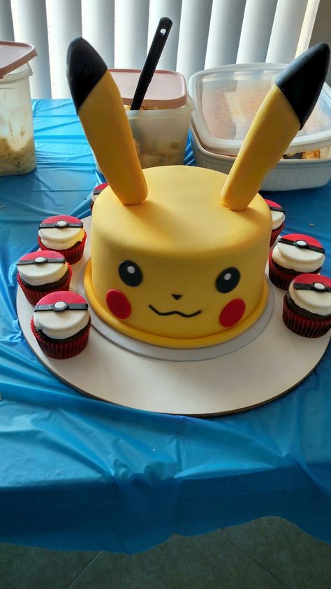 Pikachu Cake Birthdays, Pokeball Cupcakes, Bolo Pikachu, Pokemon Party Decorations, Pokemon Themed Party, Pokemon Birthday Cake, Pikachu Cake, Pokemon Cake, Pokemon Birthday Party