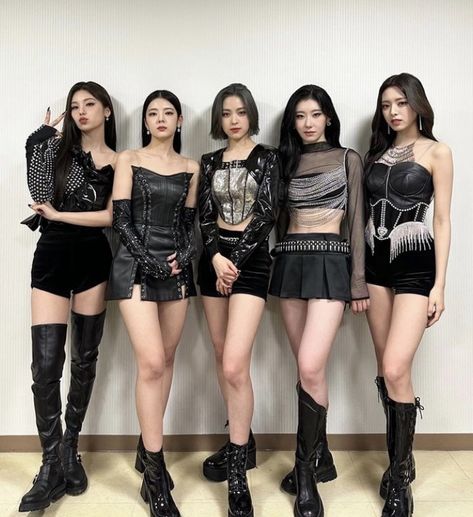 Itzy Stage Outfits, Itzy Closet, Itzy Outfit, Itzy Stage, Itzy Ot5, Jelly Jelly, Kpop Concert Outfit, Playing With Fire, Preformance Outfits