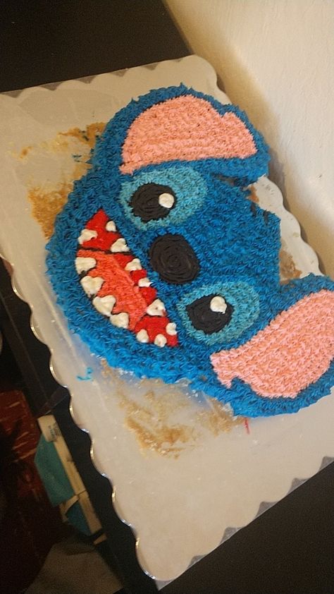 Stitch Cupcake Cake Ideas, Lilo And Stitch Cupcake Cake, Easy Diy Stitch Cake, Disney Stitch Cake Ideas, Easy Stitch Cake Ideas, Stitch Pull Apart Cupcakes, Stitch Birthday Cake Easy, Lilo And Stitch Birthday Cakes, Diy Stitch Cake