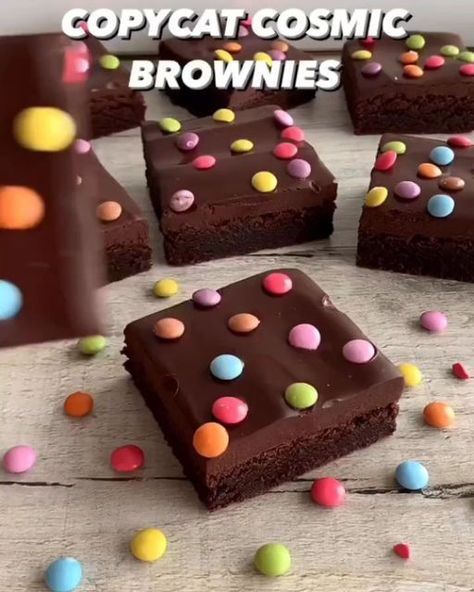 desserttasteful on Instagram: "COPYCAT COSMIC BROWNIES 😍 A super fudgy chocolate brownie base, topped with a rich chocolate ganache and rainbow chocolate pieces 🤤 These brownies are SO rich and fudgy! Sound on for full instructions 🔉 All you need is: For the brownie: 170g unsalted butter, melted & cooled slightly 150g caster sugar (granulated is also fine) 100g light brown sugar 2 large eggs 125g dark chocolate, melted & cooled slightly 100g plain flour 30g cocoa powder 1 tsp salt Topping: 150g dark chocolate 100ml double/heavy cream Sprinkles or chocolate candies Tin size: 8x8” (9x9” is also fine) Bake until the edges are cracked and the middle no longer wobbles 🙌 Allow to cool fully before adding the topping 🥰 LIKE - SAVE - SHARE👇 ❤️Tag Your Friend ❤️ ➖➖➖ 🥐Follow : @desserttastef Cosmic Brownies, Homemade Recipes Dessert, Sweet Dishes Recipes, Quick Recipes Snacks, Easy Baking Recipes Desserts, Easy Snack Recipes, Tasty Baking, Sweet Snacks Recipes, Baked Dessert Recipes