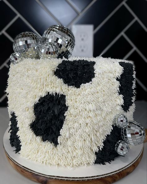 Buttercream Cow Print Cake, Cow Shag Cake, Cow Print Birthday Cake Ideas, Cowprint Birthday Cakes, Diy Cow Cake, Cow Print Smash Cake, Cow Print Birthday Cake, Cow Print Cake, Country Birthday Cakes