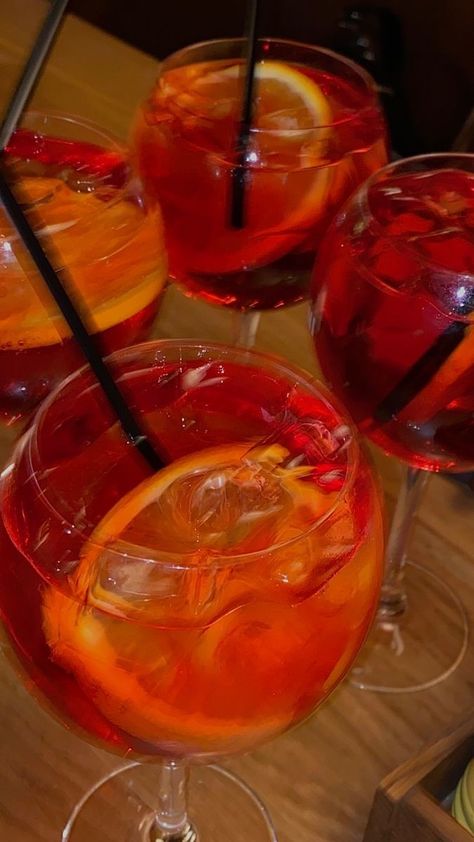 Pretty Alcoholic Drinks, Yummy Alcoholic Drinks, Alcohol Aesthetic, Fancy Drinks, Pretty Drinks, Think Food, Aperol Spritz, Birthday Dinners, Pretty Food