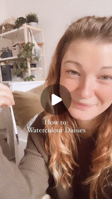 Emma Weekes on Instagram: "How to: Watercolour Daisies   1. Start by painting a small yellow centre   2. With light grey, put the point tip of your brush underneath the yellow centre, flatten the belly of your brush on the paper and drag downwards. Do this to fill your daisies with petals.   3. Once the petals are almost dry, use a slightly darker grey to highlight the edges of the petals.   4. Add some green stalks. It doesn’t matter if the green bleeds into the Daisy a little. Then add some jagged leaves.   And there you go!!   Watercolour Daisies explained ☺️  Do you like the sketchbook I’m painting the Daisies on?  They’re handmade by me and come with a pretty hand painted cover by me, just like this Daisy one.  And the paper is luuuuuuuuush!! It’s all I use ☺️  The sketchbooks are ava Yellow Daisy Watercolor, Hand Painted Covers, Mini Flowers, The Sketchbook, Diy Watercolor Painting, Loose Watercolor, Watercolor Painting Techniques, Flowers Watercolor, Diy Watercolor