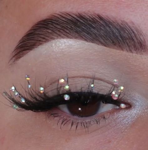 Lash Extensions With Rhinestones, Gems On Lashes, Lashes With Gems, Gem Lashes, Rhinestone Eyelashes, Eye Makeuo, Captivating Eyes, Golden Makeup, Seductive Eyes