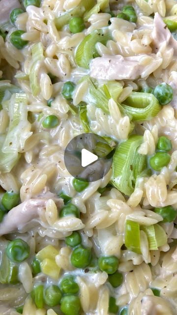 Garlic Cream Cheese, Orzo Recipes, Summer Salad Recipes, One Pan Meals, Frugal Meals, Easy Salad Recipes, Salad Dressing Recipes, Boiling Water, Orzo