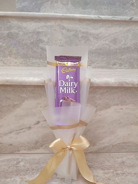 Single Chocolate Bouquet, Mini Chocolate Bouquet Diy, Small Chocolate Bouquet Diy, Dairy Milk Bouquet, Chocolate Packing Ideas Gift, Cadbury Bouquet, Small Chocolate Bouquet, Mini Chocolate Bouquet, Tab Wallpaper