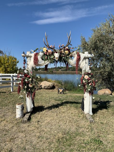 Deer Head Wedding Arch, Wedding Antler Centerpieces, Wedding Arch With Antlers And Flowers, Antler Shed Wedding Decor, Deer Skull Wedding Arch, Viking Wedding Centerpieces, Viking Wedding Arch, Goth Western Wedding, Viking Wedding Decor