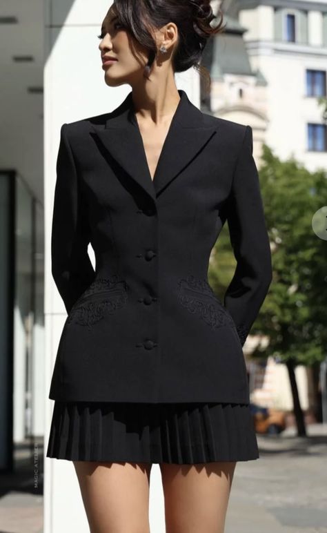 Structured Blazer Outfit, Blazer Hairstyles, Skirt Suits For Women Classy, Blazer Dress Outfits Classy, Corporate Dress, Elegant Outfit Classy, Corporate Fashion, Chic Skirts, Office Outfits Women