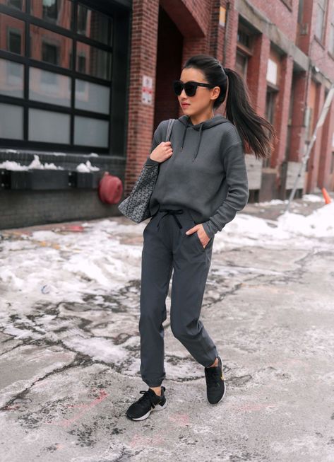 athleisure outfit ideas // versatile active wear for women Quiet Luxury Athleisure, Petite Athleisure Outfits, Hiking Pants Women Outfit, Classy Athleisure, Pant Outfit Ideas, Athleisure Outfit Ideas, Edgy Minimalist, Outfit For Petite Women, Style Roots