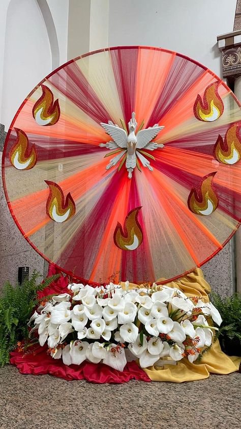 Pentecost Craft, Church Stage Decor, Christian Quotes Images, Church Altar Decorations, First Communion Decorations, Dove Pictures, Church Easter Decorations, Altar Flowers, Happy First Birthday