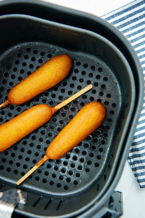 Air Fryer Corn Dogs are ready in just 11 minutes and they taste like they were freshly fried! Corn Dogs In Air Fryer, Air Fryer Corn Dogs, Air Fryer Chips, Air Fryer Corn, Best Frozen Meals, Crockpot Chicken Thighs, Mini Corn Dogs, Corndog Recipe, How To Make Corn