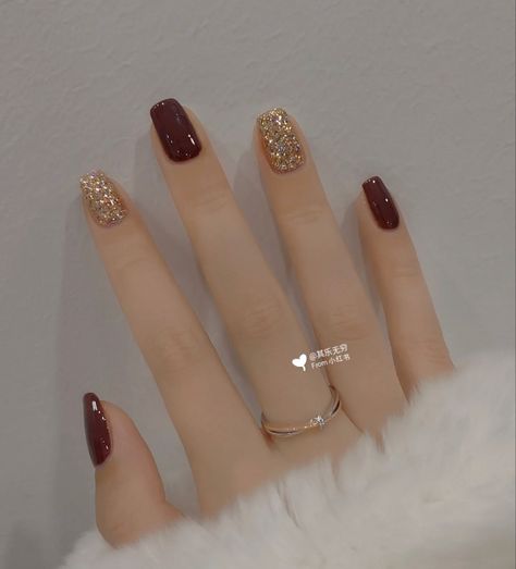 Red Nail Christmas Designs, Nail Paint For Dark Skin, Garnet And Gold Nails, Nailart Simple Elegant, Gelish Inspo, Red New Years Nails, Elegant Manicure Designs, Elegant Touch Nails, Minimal Nails Art