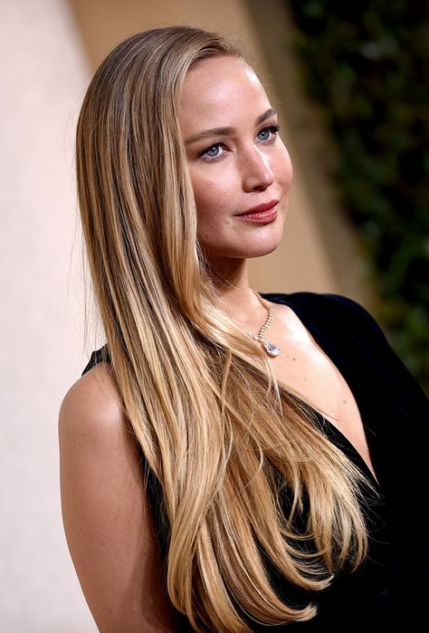 Jennifer Lawrence Hair Color, Kristen Bell Hair 2024, Taylor Swift Hair 2024, Jennifer Lawrence Hair 2024, Highlights 2024 Trends, Kristin Bell Hair, Spring Hair Color Trends 2024, Spring 2024 Hair Trends, 2024 Blonde Hair Trends