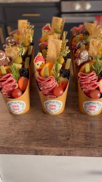 Christmas Snack Cups, Holiday Charcuterie Cups, Charcuterie Cups Christmas, Fall Charcuterie Cups, Christmas Charcuterie Cups, Food Art Christmas, Christmas Snack Recipes, Charcuterie Cup, Charcuterie Cups