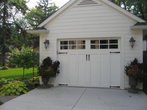 Craftsman Style Garage Doors, Construction Garage, Garage Door Trim, Carriage Style Garage Doors, Carriage House Garage Doors, Garage Door House, Carriage House Doors, Carriage Garage Doors, Carriage House Garage