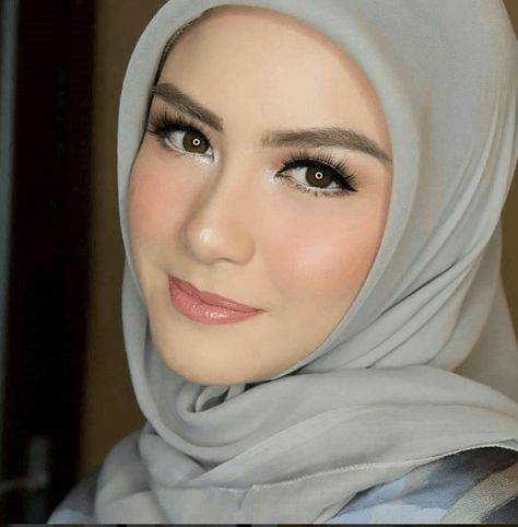 makeup for hijabis Makeup With Hijab, Hijab Makeup, Lovely Person, Makeup Tip, Charming Eyes, Abaya Hijab, How To Do Makeup, Makeup Tutorial For Beginners, Beauty Makeup Tips