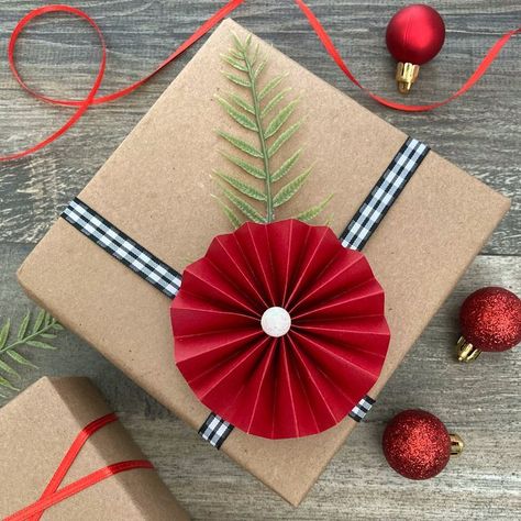 #mothersday #present
 #instagood #chocolate 

#handmadewithlove #shopsmall 
#giftpacking #giftstore Wrapping Paper Flowers, Valentines Gift Wrapping Ideas, Elegant Gift Wrapping Ideas, Packing Ideas Gift, Gift Packing Ideas, Professional Gift Ideas, Cute Gift Wrapping Ideas, Pretty Gift Wrapping Ideas, Gift Wrapping Tutorial