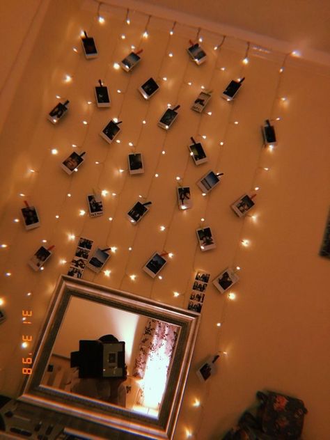 Polaroid Display, Tumblr Bedroom, Polaroid Wall, Diy Room Decor For Teens, Fairy Lights Bedroom, Yellow Bedroom, Room Deco, Teen Room Decor