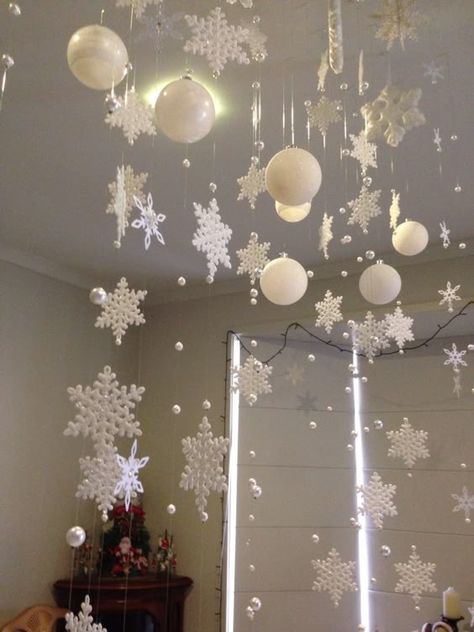 Christmas Snow Flakes Decoration, Snow Day Decorations, Falling Snow Decoration, Let It Snow Theme Decor, Christmas Class Decorations Ideas, Snow Flake Decoration, Snow Table Decorations, Winter Wonderland House Decor, Snow Theme Christmas Decorations