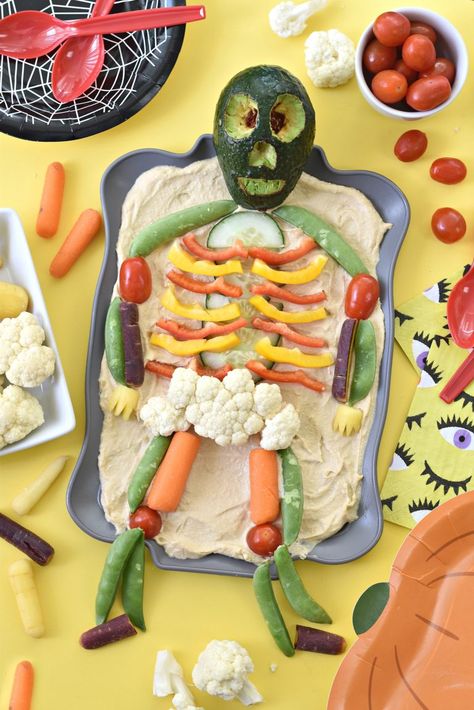 This skeleton veggie platter is the perfect healthy party appetizer yet still frightful enough to make your guests do a double take! Halloween Appetizers Ideas, Halloween Food Vegan, Halloween Treats Healthy, Savory Halloween Food, Vegan Halloween Treats, Halloween Veggie Tray, Healthy Halloween Party Food, Fun Halloween Appetizers, Fun Halloween Party Food