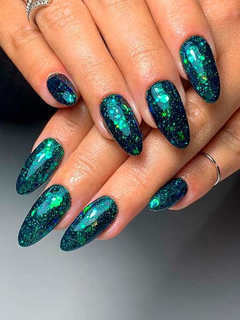 Sparkling Glitter Emerald Nails Green Blue Nail Designs, Green Glitter Nail Art, Blue Green Ombre Nails, Sparkle Green Nails, Emerald Green Glitter Nails, Blue Green Nails Designs, Funky Winter Nails, Masquerade Nails, Purple Green Nails