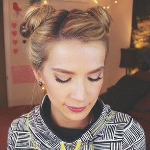 A side part is great for daytime, or a way to spice up your gym hair. | 15 Ladies Who Will Make You Rethink Mini Buns Princess Leia Buns Short Hair, Side Part Space Buns, Princess Leia Hair Buns, Princess Leia Hair, Workout Hair, Hair Horn, Mini Bun, Gym Hair, Leigh Ann