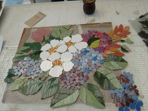 Mosaic Art Diy, Mosaic Tray, Mosaic Pots, Floral Mosaic, Mosaic Art Projects, Mosaic Tile Art, Mosaic Murals, Glass Mosaic Art, Mosaic Flowers