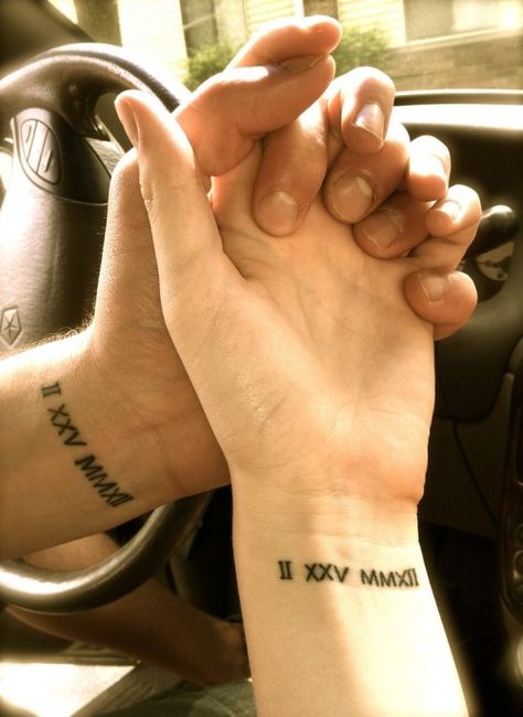 20 Cool Wedding Date Tattoos To Get Inspired | Weddingomania Wedding Date Tattoos, Font Tato, Anniversary Tattoo, Tattoos Infinity, Tattoo Wedding Rings, Date Tattoos, Cool Wedding, Omerta Tattoo, Tattoos Geometric