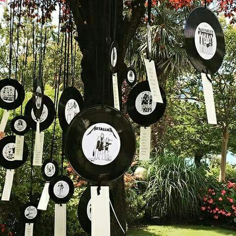 Decorating With Records, Concert Themed Wedding, Rockstar Wedding, Guitar Wedding, Rock And Roll Birthday, Record Crafts, Music Themed Parties, Music Themed Wedding, Marriage Decoration