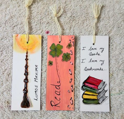 Tutorial is available Bookmarks Harry Potter, How To Make Wands, Painting Harry Potter, 3d Bookmarks, Bookmark Acrylic, Make Bookmarks, Harry Potter Bookmark, Bookmarks Diy, Tassel Bookmark