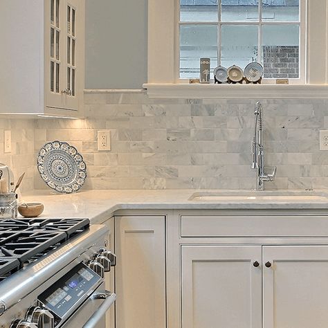 Kitchen Backsplash With Blue Cabinets, Backsplash And Countertop Combos, Modern Marble Floor, Ceramic Tiles Kitchen, Marble Tile Backsplash Kitchen, Adu Kitchen, Florida Home Decorating, Backsplash Kitchen White Cabinets, Cocina Ideas