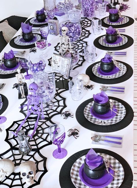 Halloween Table Settings Ideas Party, Purple Themes Party, Wednesday Addams Birthday Party Decor, Girly Gothic Party, Witch Birthday Party Decorations, Wednesday Party Table Decor, Halloween Picnic Table, Wendsday Adams Birthday Party, Witch Party Games