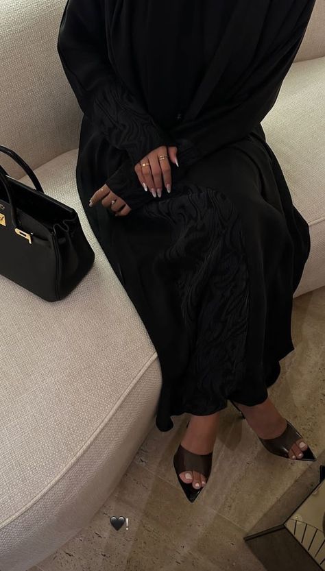 Abaya With Heels, Black Abaya Aesthetic, Black Abaya Outfit, Arab Fashion Modern, Qatar Abaya, Black Hijabi Girl, Abaya Aesthetic, Abaya Girl, Jalabia Styles