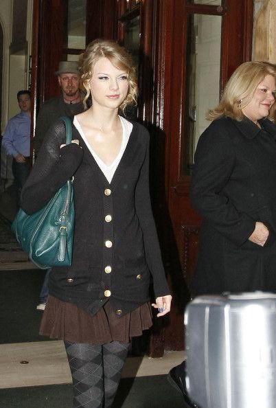 Taylor Swift 2010, Portobello Market, Swift Photo, Taylor Swift Outfits, Style Looks, Taylor Swift Style, Taylor Alison Swift, Street Style Looks, Chestnut