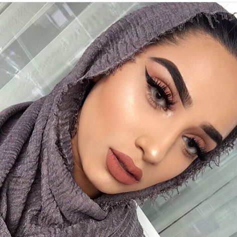 Foxy Eyeliner, Eyeliner Cat Eye, Arabian Look, Eyeliner Cat, Middle Eastern Makeup, Hijab Makeup, Makeup At Home, Arabic Makeup, Barbie Makeup