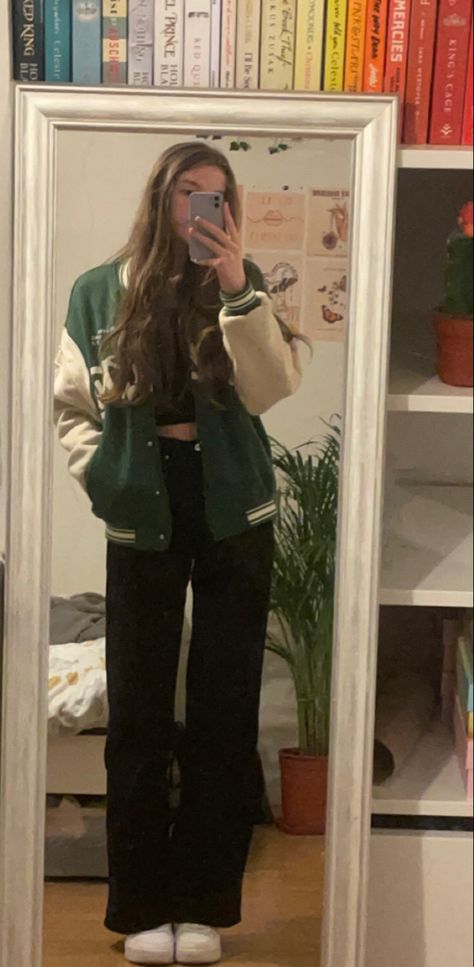 Green Varsity Jacket Outfit, Varsity Jacket Aesthetic, Letterman Jacket Outfit, Green Varsity Jacket, Jacket Aesthetic, Varsity Jacket Outfit, Outfits Stylish, Outfits Retro, Downtown Outfits