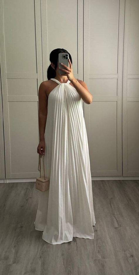 Jackie Aina Outfit, Rich Elegant Outfit, Pregnant Woman Outfits, All White Outfit Classy, Pregnant Wedding Guest Outfit, Modest Party Outfit, Women Dress Outfits, Classy Style Outfits, Pregnant Party Dress