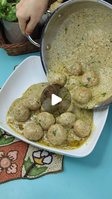 Shabana Saifi on Instagram: "Chicken malai kofta white gravy!! Please do try this amazing super testy malai kofta!!!
....
#chickenkofta #malaikoftagravy #streetstyle
 #restorantstyle #streetstyle
 #easyladdurecipe
 #dawatspecial #malaikoftarecipe #chickenrecipe #chicken #spicy #chickenkebab 
 .....
Ingredients:-
500 g Chicken
1 tsp ginger garlic paste
1 tsp crushed chilli
1 tsp garam masala
1 tsp cumin powder
1 tsp salt
½ tsp black pepper
2-3 green chillies
¼ cup onion
1 tbsp butter
1 tbsp fresh cream
coriander leaves
2 bread slices

½ cup oil
2 tsp ginger garlic paste 
1 cup onion
10 cashews
4 green chillies
green cardamom
mace
1 tbsp melon seeds
½ tsp salt
½ white pepper powder
½ cumin powder
½ black pepper powder
½ tsp garam masala
½ cup curd
2-3 tbsp fresh cream
coriander leaves
2 tsp Chicken Malai Kofta Recipe, Malai Kofta Curry, Malai Kofta Recipe, Chicken Kofta, Chicken Malai, Kofta Recipe, Malai Kofta, Green Cardamom, White Gravy