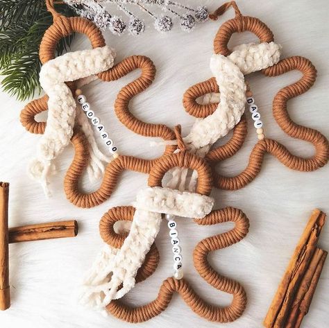 Gingerbread Men, Macrame Ideas, Instagram Look, Macrame Cord, Xmas Crafts, Gingerbread Man, Burlap Wreath, Gingerbread Cookies, Christmas Time