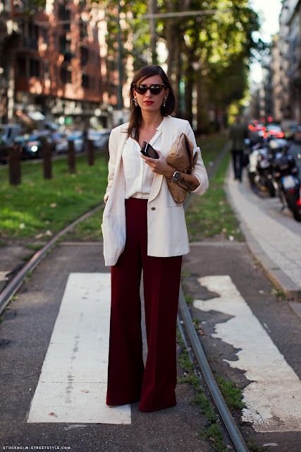 Maroon and white style Wine Colored Pants Outfit, Outfit Pantalon Vino, Burgundy Pants Outfit, Wine Colored Pants, Colored Pants Outfits, Wine Pants, Red Pants Outfit, Palazzo Pants Outfit, Wide Leg Outfit