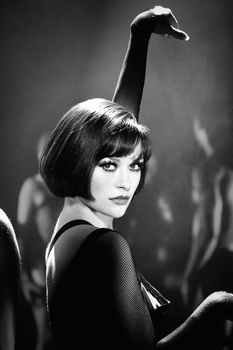 Velma Kelly in ”Chicago” 1920’s Louise Brooks lookalike Chicago Film Aesthetic, Bob Fosse Aesthetic, Chicago Aesthetic Musical, Chicago Musical Aesthetic, Chicago Musical Broadway, Velma Kelly Chicago, 1920s Theatre, Cabaret Aesthetic, Cabaret Stage