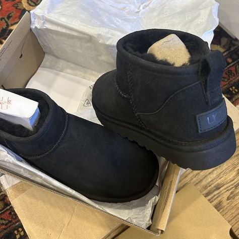 Brand New Classic Mini Uggs (Black) Size 6-7 Classic Ultra Mini Ugg Black, Ugg Noir Outfit, Mini Uggs Black, Black Ultra Mini Uggs, Black Mini Uggs Outfits, Ugg Mini Black, Black Mini Uggs, Black Ugg Mini, Uggs Boots Outfit